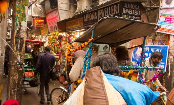 游客乘坐人力车游览印度德里历史悠久的昌德尼交汇处市场。